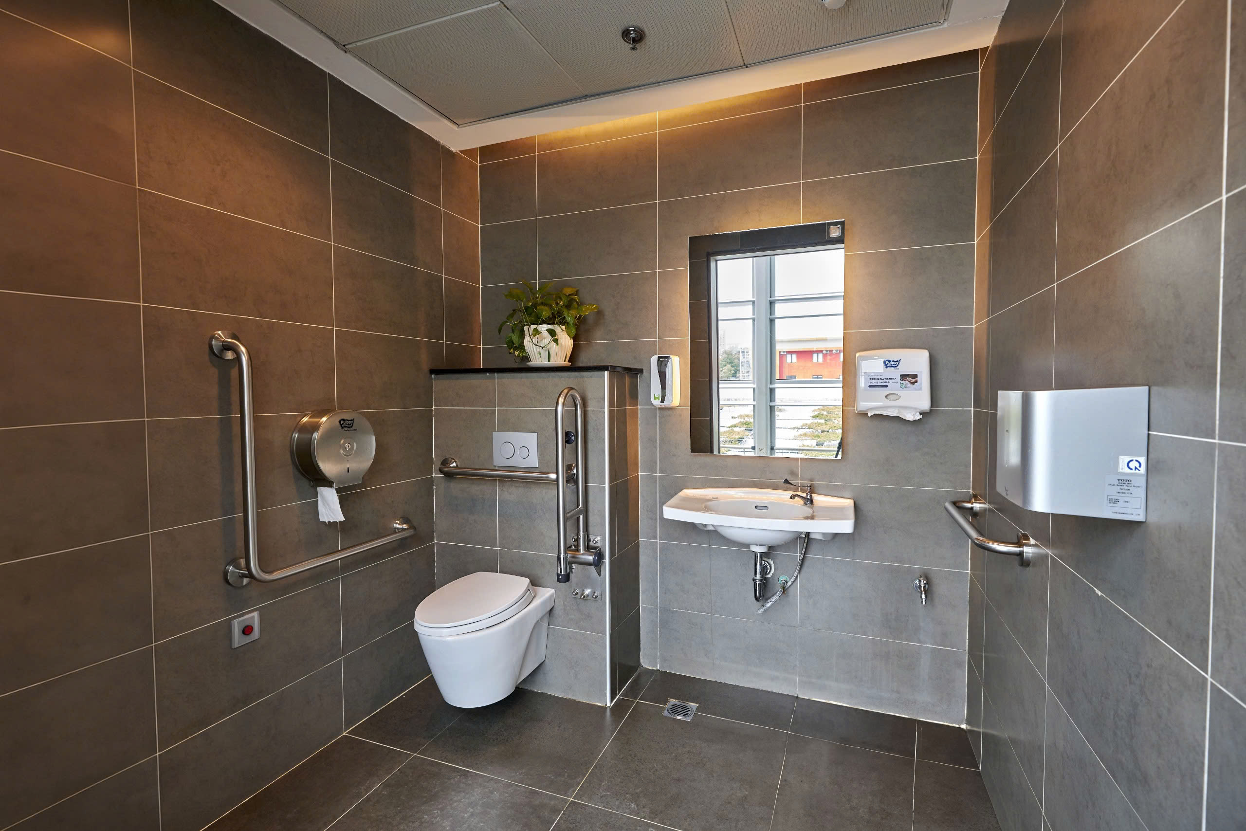 Ảnh Nhà vệ sinh cho hành khách hạn chế khả năng di chuyển